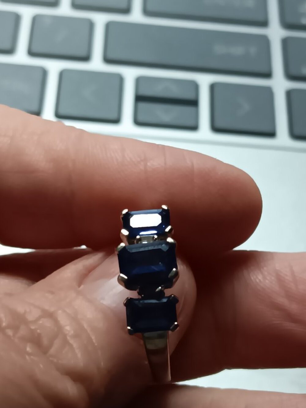 Vintage 10K Gold Layered Three-Stone Sapphire Ring – Size 10 Emerald Cut Trilogy - Picture 6 of 9